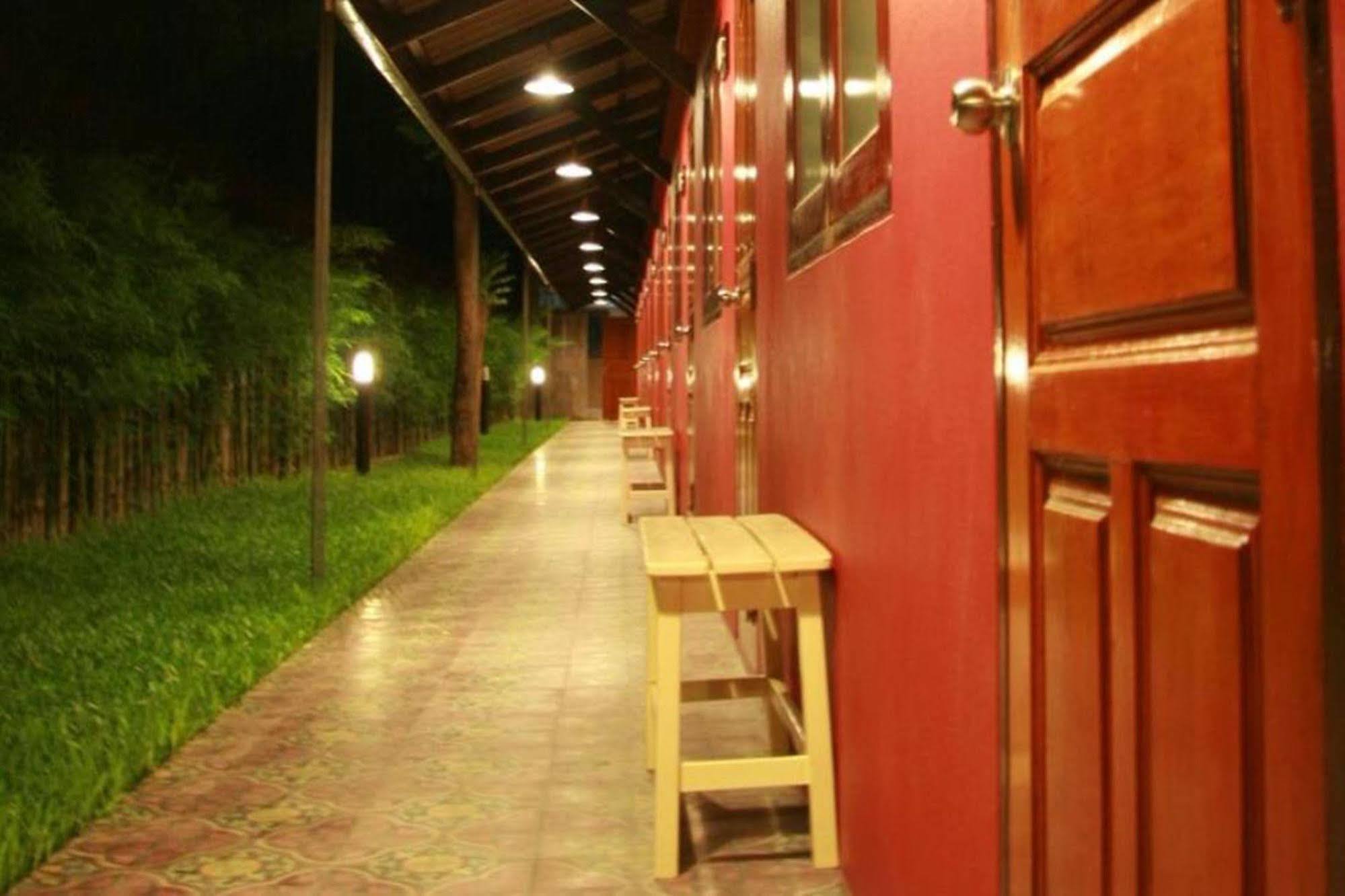 Baan Ma Feung Guesthouse Kanchanaburi Zewnętrze zdjęcie